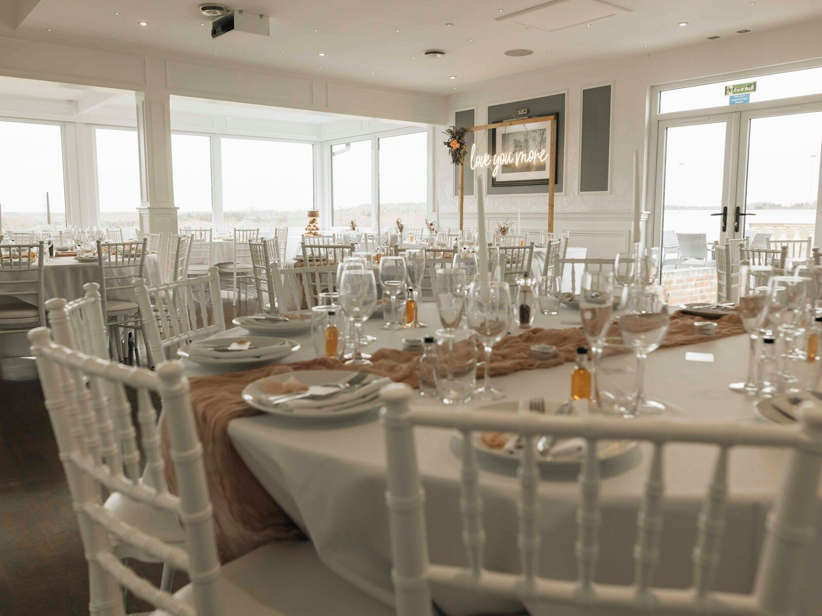 A dining room filled with lots of tables and chairs